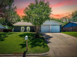 712 Poe St, Azle, TX 76020