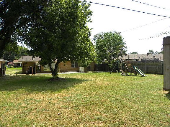 Large Fenced Yard