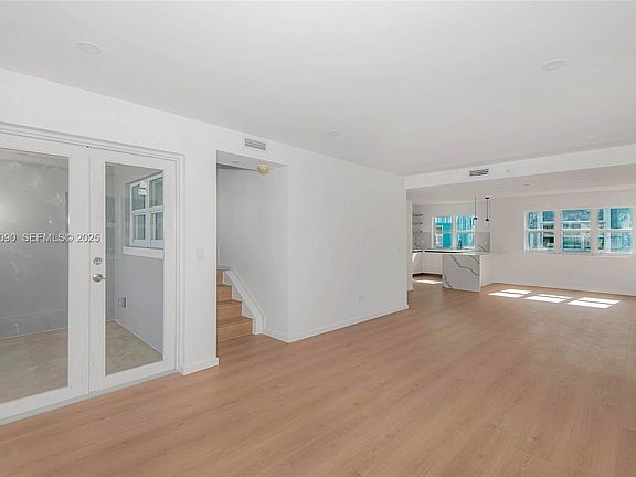 3rd image of 824 SE 12th Ct #1