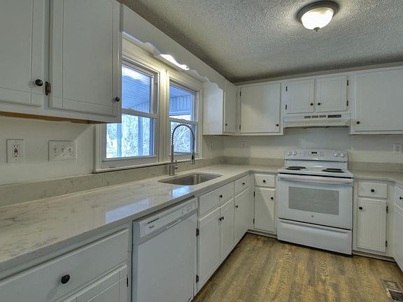 3rd image of 40 Woody St