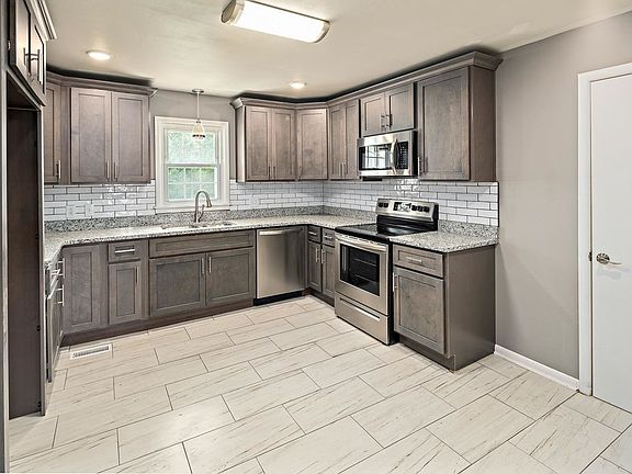 5th image of 800 Sunset Dr