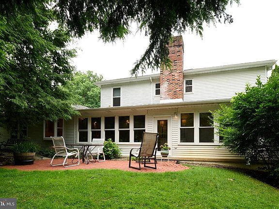 3rd image of 654 Stoneledge Rd