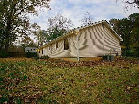 4th image of 3327 Oak Dr