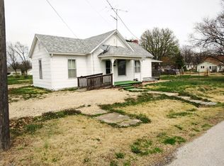 412 Hamilton St, Oskaloosa, KS 66066