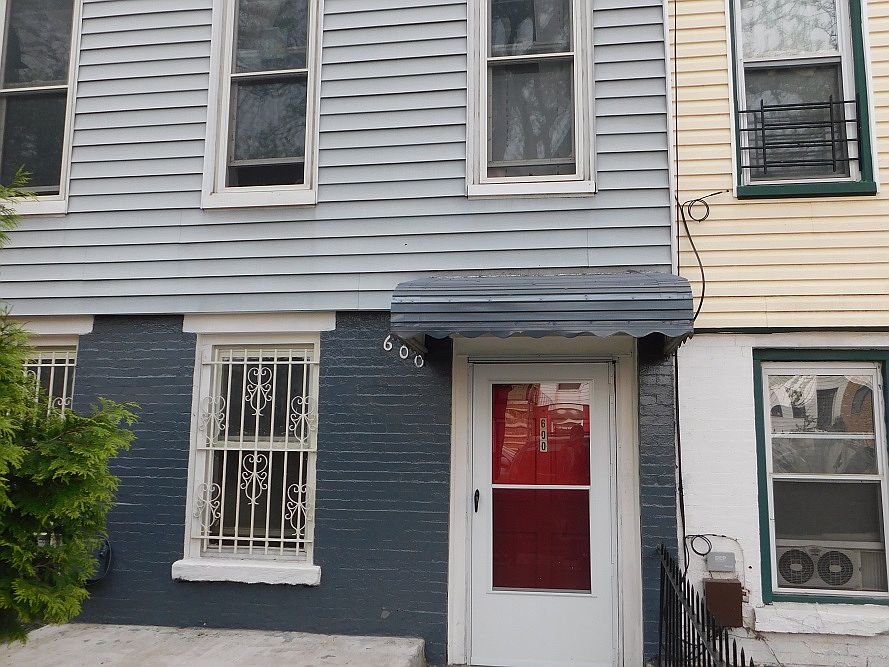 1st image of 600 Van Buren St #2