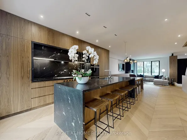 15 Durie St E, Toronto, ON M6S 3E5