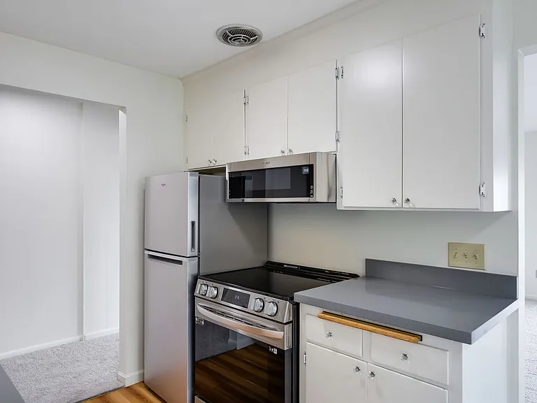 Barrett Apartments — Photo 2