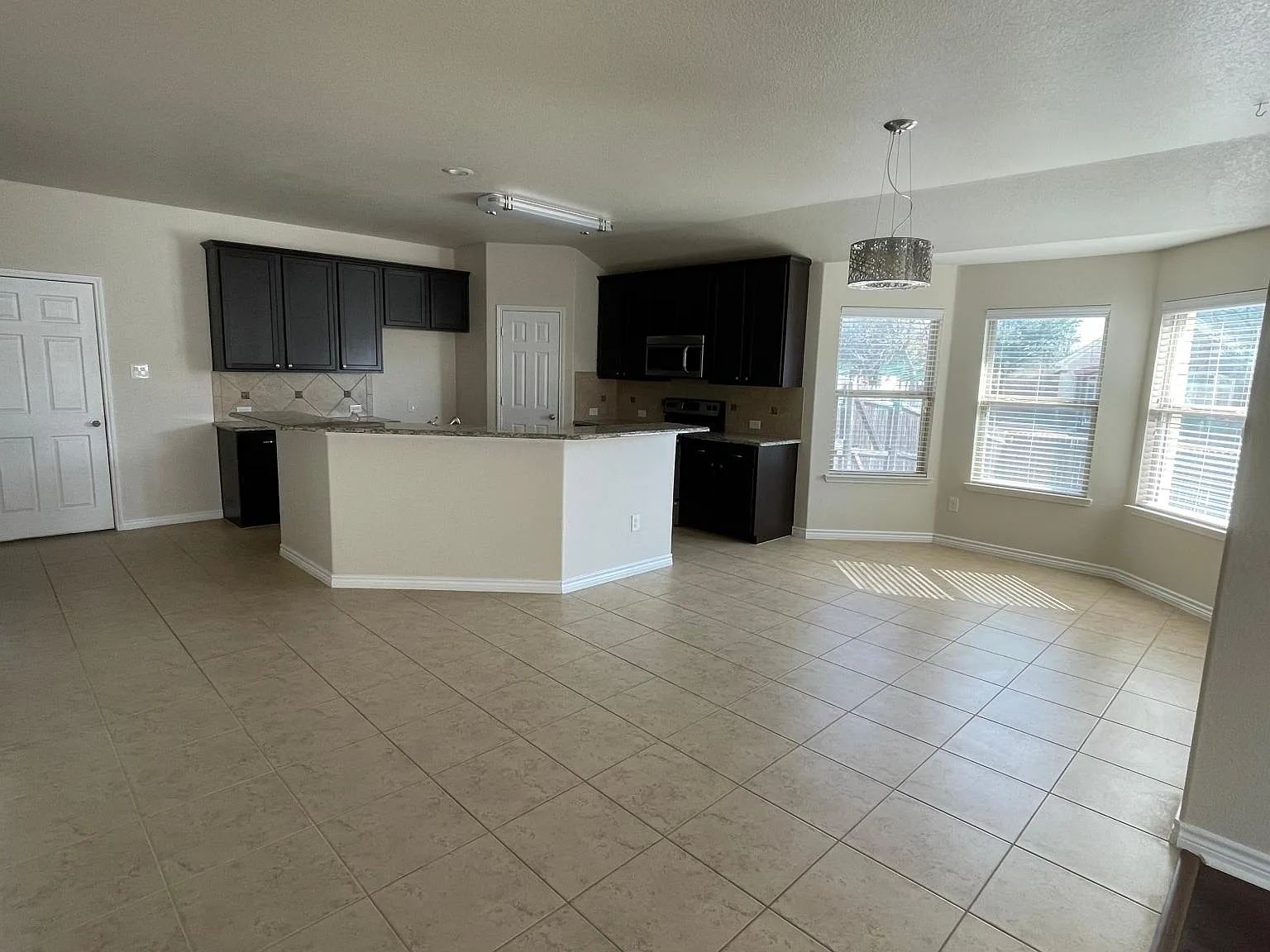 3 bed, 2203 sqft, $2,950 — Photo 3