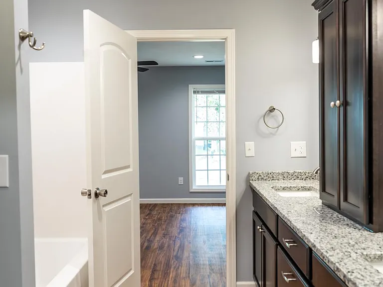 1423 Irwin Ave — Photo 7