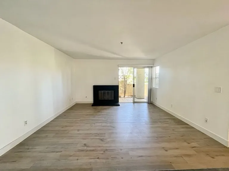 2077 Lakeridge Cir #104 — Photo 4