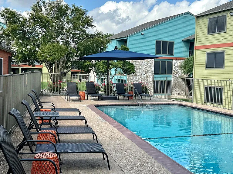 The Oaks Apartments — Photo 8