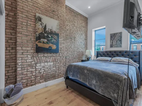 698 Lexington Avenue image 15 of 36