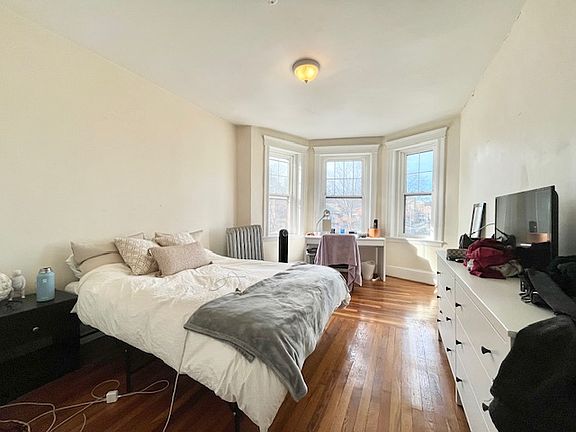 3rd image of 1868 Commonwealth Ave