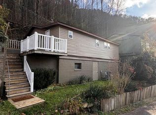 1122 Lee St, Grundy, VA 24614