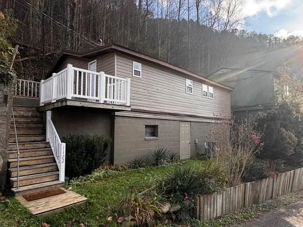 1122 Lee St, Grundy, VA 24614