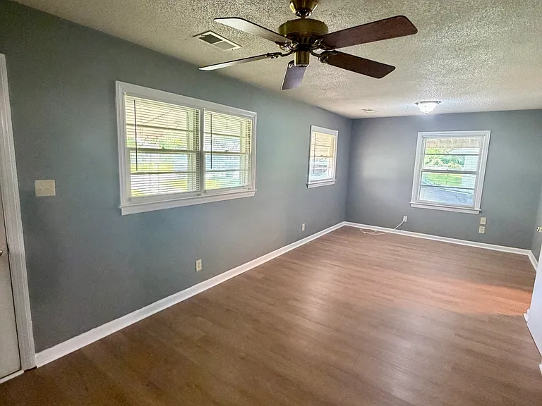 208 Crescent Dr — Photo 5