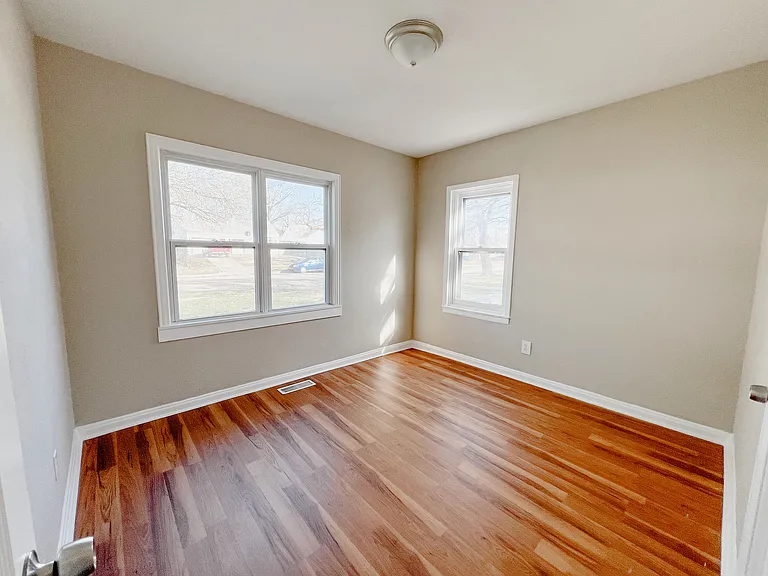 635 N Battin Ave — Photo 8