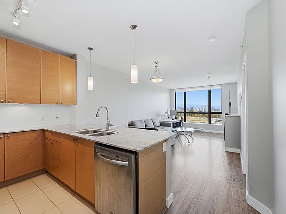 4th image of 400 Capilano Rd #2201