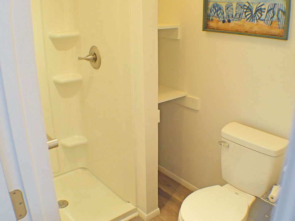 BATHROOM/ WALK-IN SHOWER