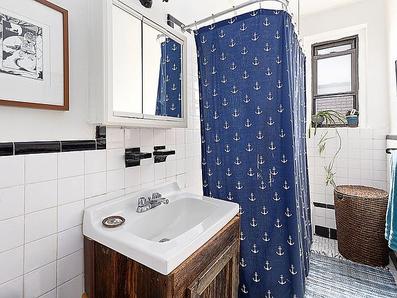 4th image of 221 E 18th St APT 6H