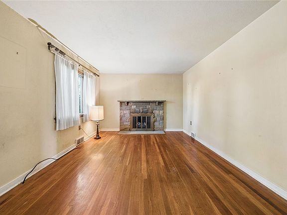 5th image of 579 Oxford Blvd