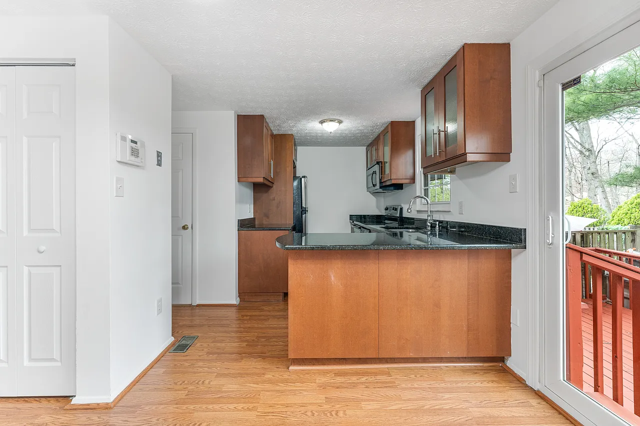 3 bed, 1450 sqft, $3,175 — Photo 3