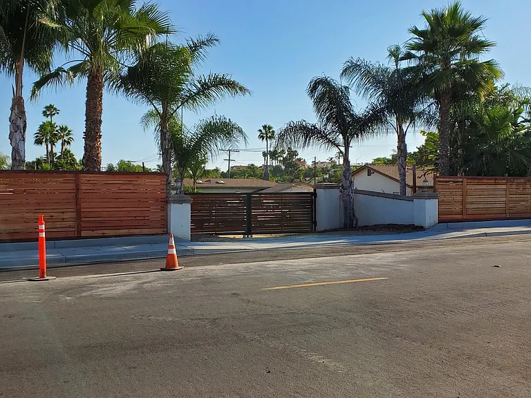 608 Las Flores Dr — Photo 16