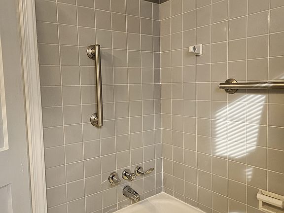 Full bathroom tub area.