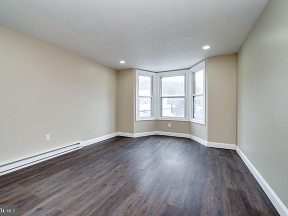 3rd image of 724 E Centre St