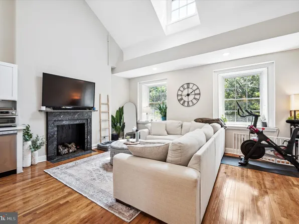 1015 Clinton St #3, Philadelphia, PA 19107