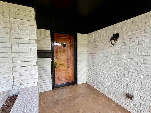 2nd image of 4115 Kingsbury Dr