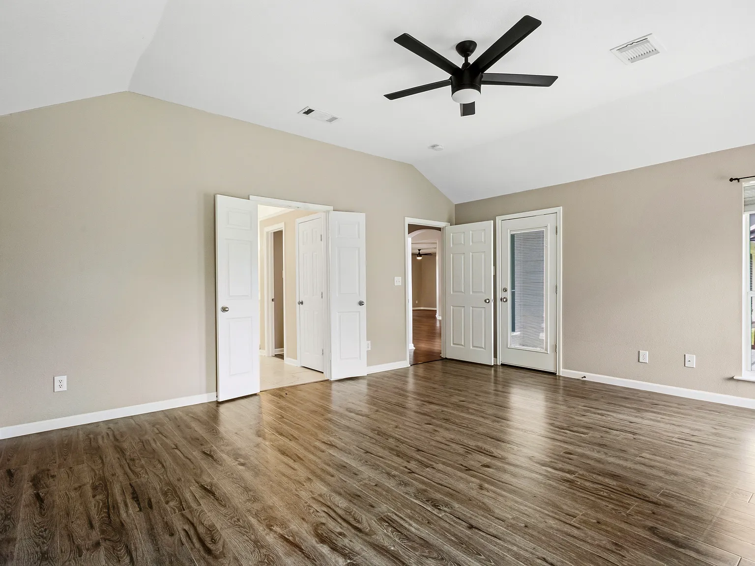 4 bed, 2396 sqft, $2,850 — Photo 3