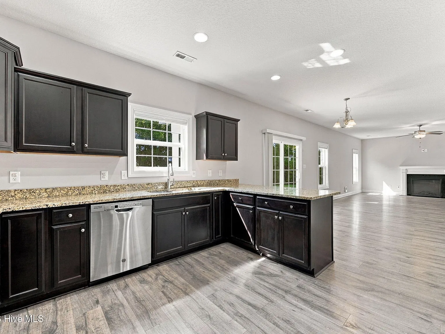 4 bed, 2.5 bath, $2,200 — Photo 2