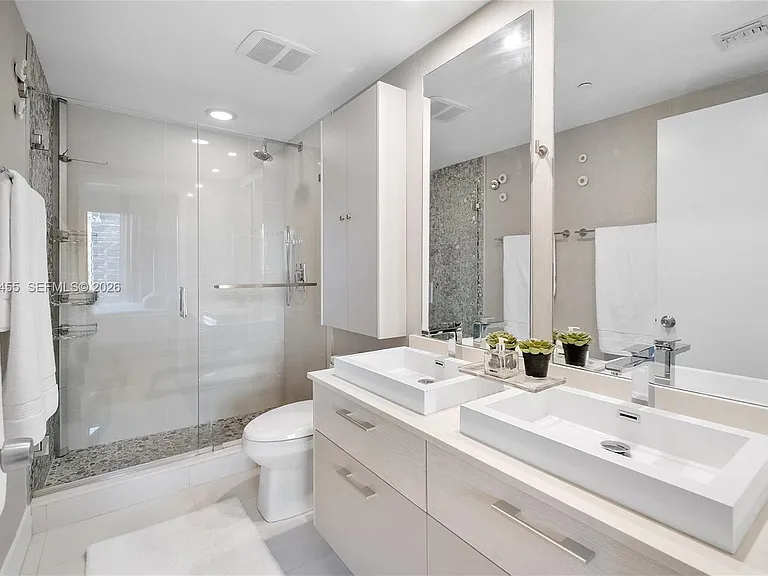45 SW 9th St #1401 — Photo 23