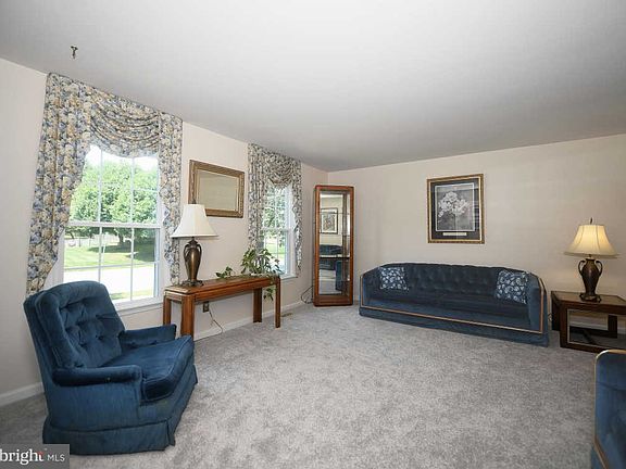 3rd image of 1527 Fountain Glen Dr
