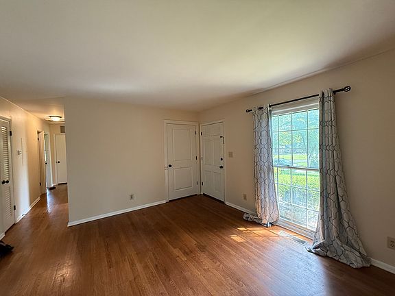 4th image of 1076 Gale Dr
