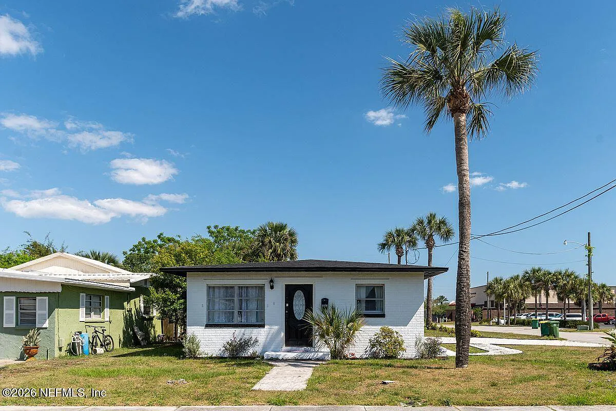 3 bed, 1.0 bath, 925 sqft, $2,500 — Photo 1