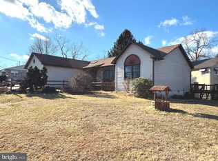 6 Magnolia Dr, Douglassville, PA 19518