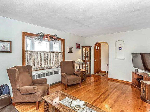 4th image of 211 Brown St