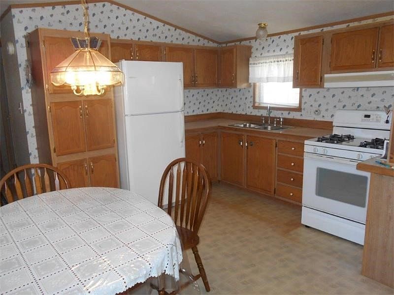 2nd image of 124 Pinella Dr