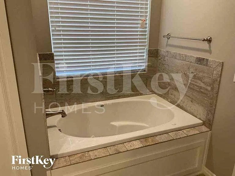 2504 Gerald Ct — Photo 6