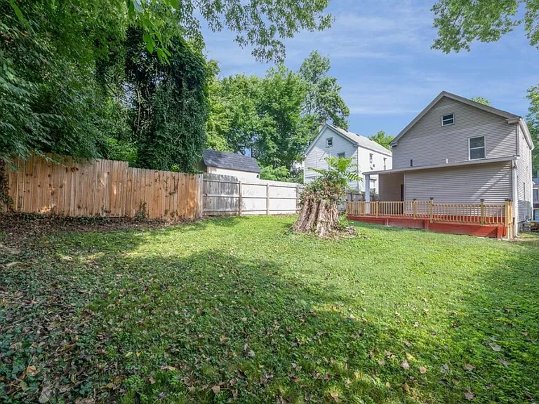 E. Walnut Hills - Cute 2 Bed In Upper Of 2 Family — Photo 26
