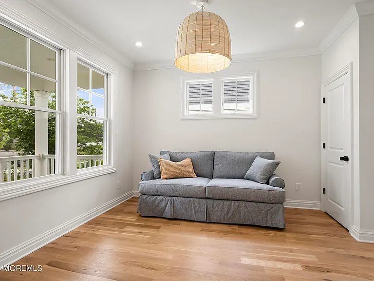 555 Sussex Ave — Photo 4