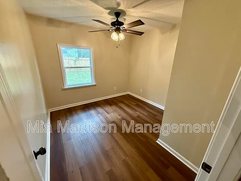 2233 E Derenne Ave — Photo 23