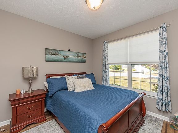 4th image of 162 Kensington Way
