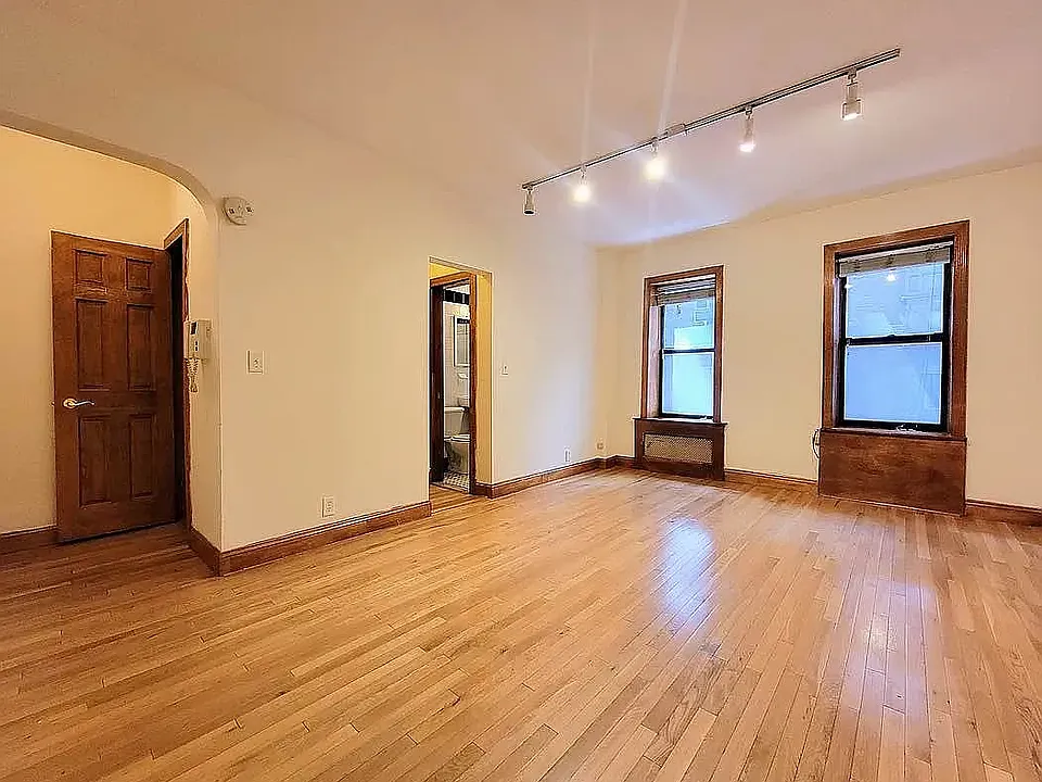 150 W 21st St #1M