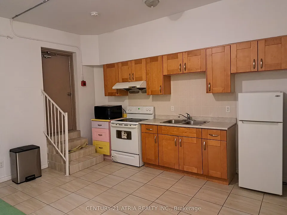 366 College St #302