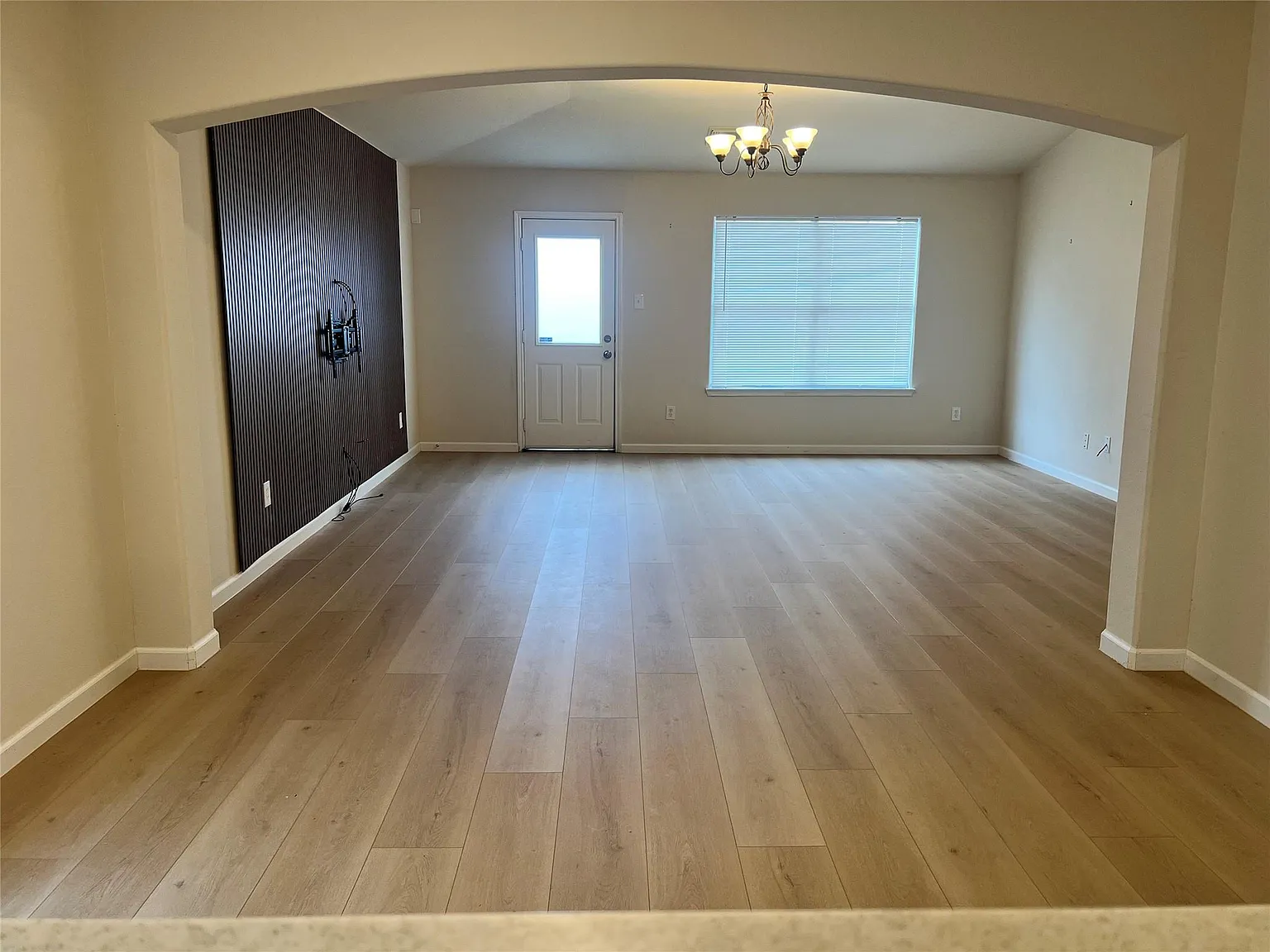 3 bed, 2.0 bath, 1912 sqft, $1,895 — Photo 4