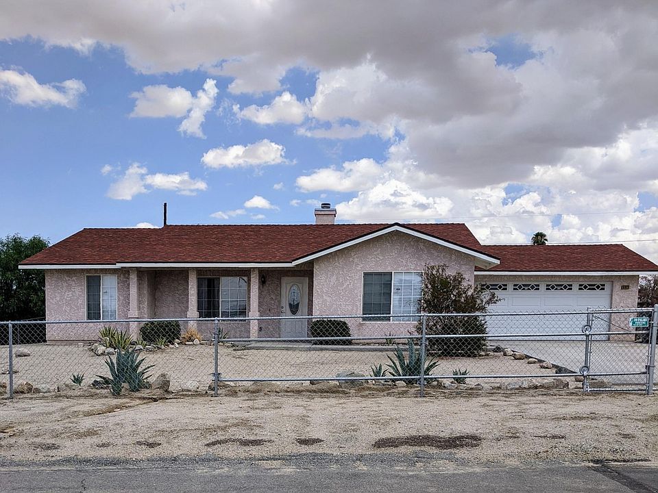 Fenced front yard with sliding gate to avoid tumble weeds and trash from coming into the front yard. And keep the little ones from going to the road while you are relaxing/enjoying the view, drinking coffee or etc. in the front patio.