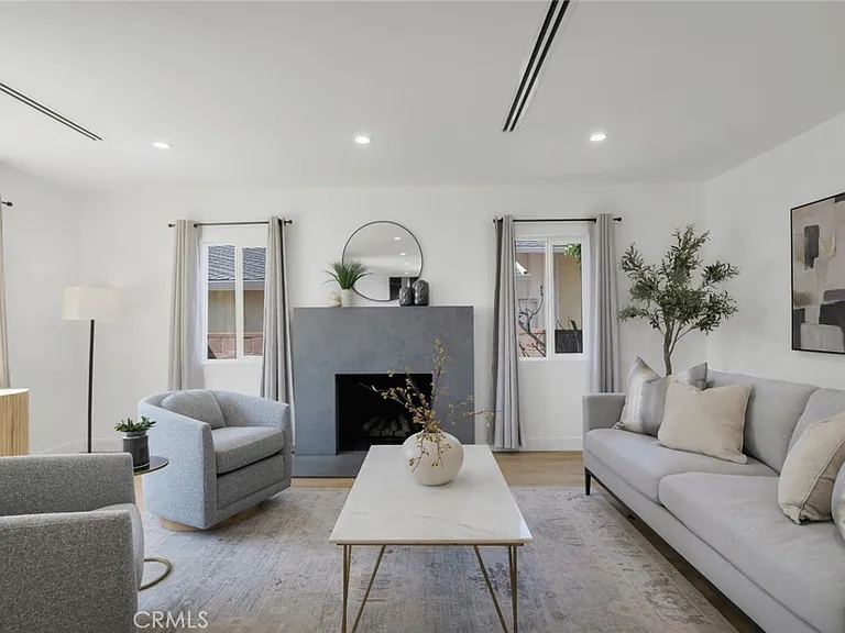 2115 W Clark Ave — Photo 7